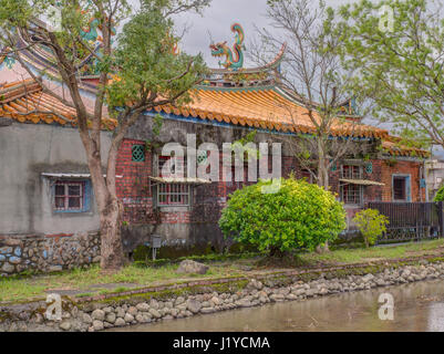 Yilan, Taiwan - 13. Oktober 2016: Kleine Taoist Temple für Schüler zwischen den Aufstieg-Feldern in Yilan Stockfoto