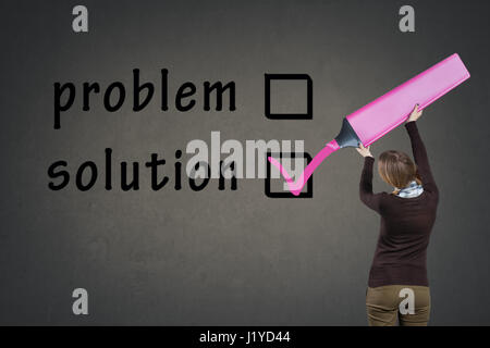 Mädchen mit großen Marker Abstimmung Problem oder Lösung, Ansicht von hinten Stockfoto