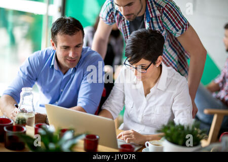 Porträt von Business-Präsentation auf Laptop während der Kaffeepause Stockfoto