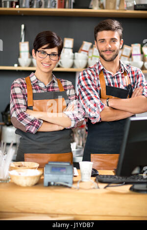 Glücklich lächelnd Besitzer des Café Stockfoto