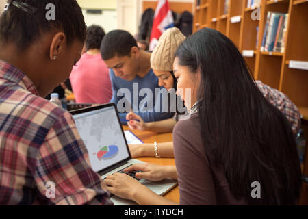 Gruppe von multiethnischen Mitschülern Studium Aufgabe in Bibliothek Stockfoto