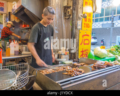Wulai, Taiwan - 9. Oktober 2016: Typisch lokalen Basar in Taiwan mit vielen lokalen Produkten Stockfoto