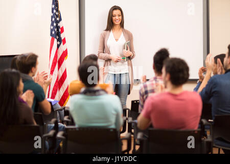 Zufrieden Assistent beendet, Unterricht und ihre Schüler Händeklatschen Stockfoto