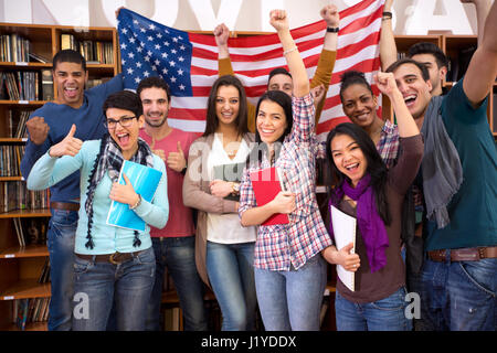 Gruppe von glücklichen Studenten amerikanische Flagge und präsentieren ihr Land Stockfoto