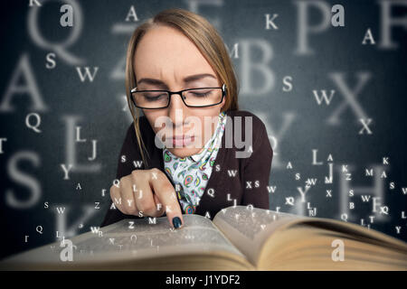 Junges Mädchen ein Buch mit Buchstaben aus dem Buch Stockfoto