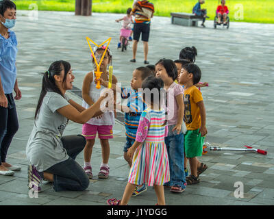 Yilan, Taiwan - 14. Oktober 2016: Die taiwanesische Jugendlichen Scholl unterwegs. Stockfoto