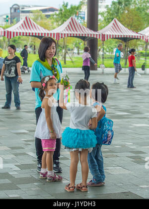 Yilan, Taiwan - 14. Oktober 2016: Die taiwanesische Jugendlichen Scholl unterwegs. Stockfoto