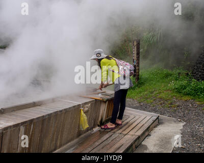 Taiping-Berg, Taiwan - 15. Oktober 2016: Eiern und Gemüse gekocht wird, in das Wasser der Thermalquellen in Taiwan Stockfoto