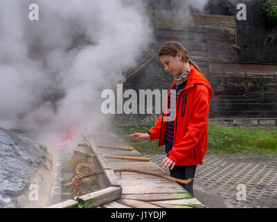 Taiping-Berg, Taiwan - 15. Oktober 2016: Eiern und Gemüse gekocht wird, in das Wasser der Thermalquellen in Taiwan Stockfoto