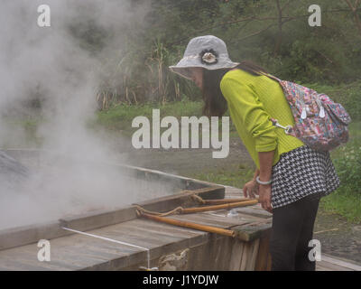 Taiping-Berg, Taiwan - 15. Oktober 2016: Eiern und Gemüse gekocht wird, in das Wasser der Thermalquellen in Taiwan Stockfoto