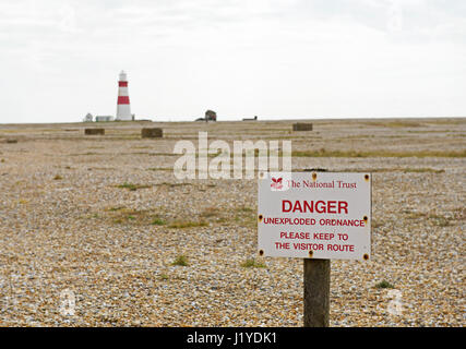 Melden Sie auf Kies Strand, Warnung vor unexploded Artillerie, Orford Ness, Suffolk, England UK Stockfoto