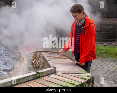 Taiping-Berg, Taiwan - 15. Oktober 2016: Eiern und Gemüse gekocht wird, in das Wasser der Thermalquellen in Taiwan Stockfoto