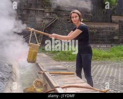 Taiping-Berg, Taiwan - 15. Oktober 2016: Eiern und Gemüse gekocht wird, in das Wasser der Thermalquellen in Taiwan Stockfoto