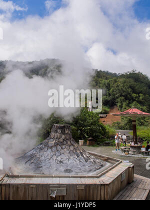 Taiping-Berg, Taiwan - 15. Oktober 2016: Platz zum Kochen ein heißer Frühling Ei der Taipingshan National Forest Recreation Area Stockfoto