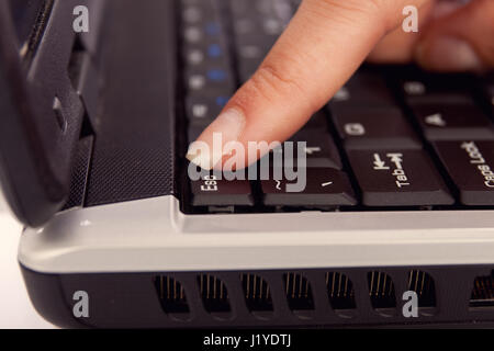 Frauen Finger Drücken der Escape-Taste auf der Tastatur Stockfoto