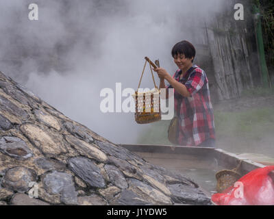 Taiping-Berg, Taiwan - 15. Oktober 2016: Eiern und Gemüse gekocht wird, in das Wasser der Thermalquellen in Taiwan Stockfoto