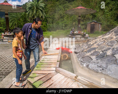 Taiping-Berg, Taiwan - 15. Oktober 2016: Eiern und Gemüse gekocht wird, in das Wasser der Thermalquellen in Taiwan Stockfoto