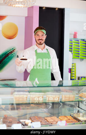 Arbeiter in Konditorei Kuchen Halteplatte mit cupcake Stockfoto