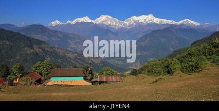 Wunderschöner Herbsttag im Annapurna Conservation Area, Nepal. Ländliche Gegend und Schnee begrenzt Manaslu Bereich. Stockfoto