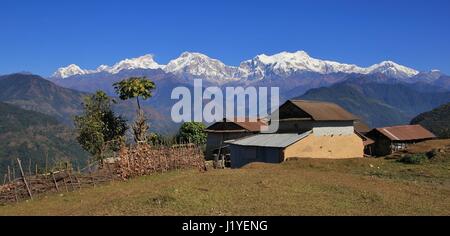 Häuser in der Nähe von Ghale Gaun und Schnee begrenzt Manaslu-Sortiment. Ländliches Motiv in Nepal. Stockfoto