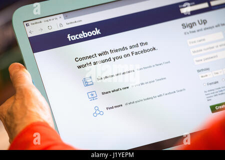 Facebook Login Bildschirm Sign Up anmelden Webseite Sceen Tablet monitor Stockfoto