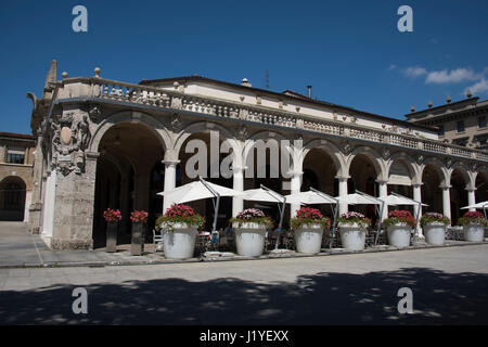 Restaurant am Piazza Giacomo Matteotti, in der Nähe von Viale Roma, im Zentrum von Bergamo Stockfoto