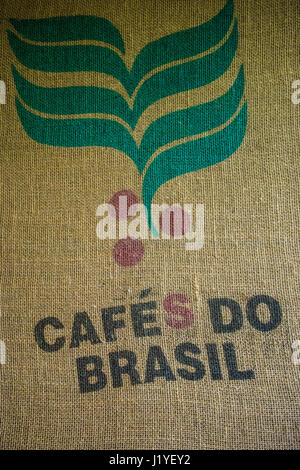 Ein Kaffee-Säckchen mit der Marke "Cafés Do Brasil" oder Kaffees aus Brasilien, verwendet als Wanddekoration Stockfoto