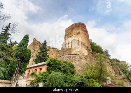 Ruine der Festung Narikala auf Hügel in Tiflis, Georgien Stockfoto