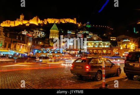 Tiflis, Georgien - 24. September 2016: Bzw der alten Stadt mit Geschäften, Restaurants und Cafés in der Nacht Stockfoto