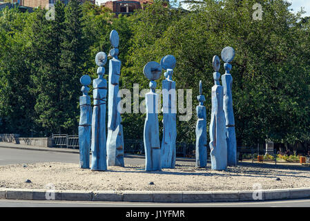 Tiflis, Georgien - 25. September 2016: Die dreistelligen Statue von Uhren in der Nähe von Galaktion Tabidze Brücke Stockfoto