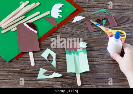 Das Kind schafft ein Geschenk von Papier Schokolade Eis am Stiel und Minze Eis am Stiel. Von hand gefertigt. Das Projekt von der Kreativität der Kinder, Handarbeiten, Basteln für chi Stockfoto