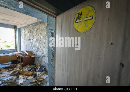 Kein Rauchen Zeichen in verlassenen Jupiter-Fabrik in Pripyat Geisterstadt Tschernobyl Nuclear Power Plant Zone der Entfremdung in der Ukraine Stockfoto