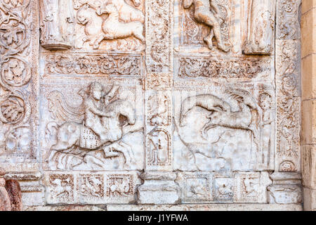 Reisen Sie nach Italien - mittelalterliche Outdoor-Dekoration des Tores von Basilica di San Zeno (San Zeno Maggiore, San Zenone) in Verona Stadt Stockfoto