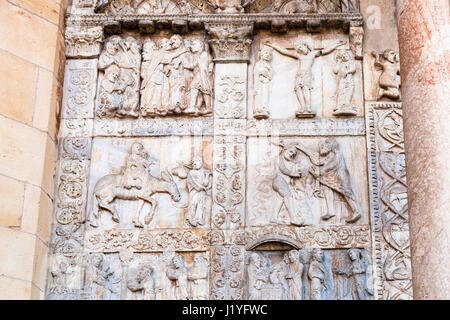 Reisen Sie nach Italien - mittelalterliche outdoor-Ausstattung am Tor der Basilica di San Zeno (San Zeno Maggiore, San Zenone) in Verona Stadt Stockfoto