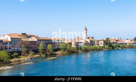 Reisen Sie nach Italien - Ufer der Etsch in Verona Stadt im Frühjahr Stockfoto