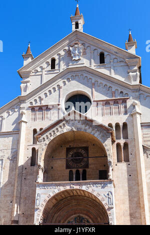 Reisen Sie nach Italien - Fassade des Dom in Verona Stadt (Cattedrale Santa Maria Matricolar, Duomo di Verona) im Frühjahr Stockfoto