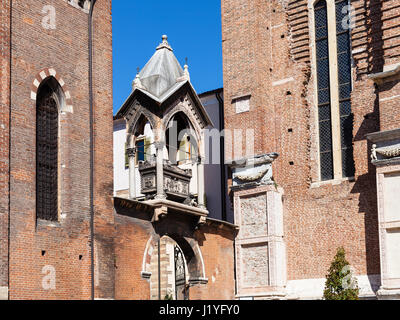 Reisen nach Italien - Bogen mit Grab (Arca di Guglielmo da Castelbarco) in Basilica di Sant Anastasia in Verona Verona Stadt im Frühjahr Stockfoto