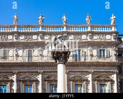 Reisen Sie nach Italien - Marmorsäule, gekrönt von einem geflügelten Löwen, das Symbol von Venedig, vor Palazzo Maffei auf Piazza Delle Erbe (Marktplatz) in Ve Stockfoto