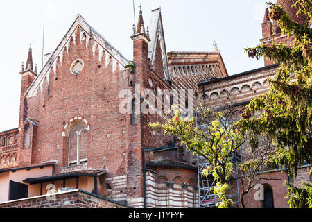 Reisen Sie nach Italien - Ansicht der Chiesa di San Fermo Maggiore in Verona Stadt im Frühjahr Stockfoto