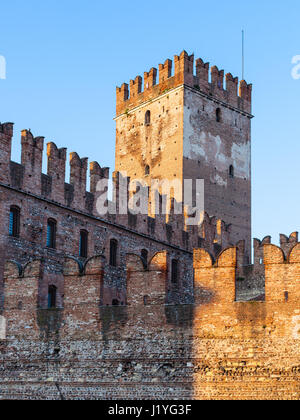 Reisen Sie nach Italien - Castelvecchio (Scaliger) Castel in Verona Stadt Abend Stockfoto