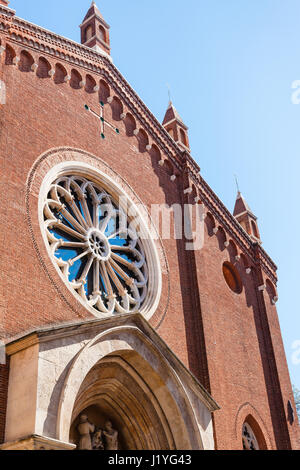 Reisen Sie nach Italien - Fassade der Chiesa di Santa Corona (Kirche von Sankt Corona) in Vicenza Stadt im Frühjahr Stockfoto