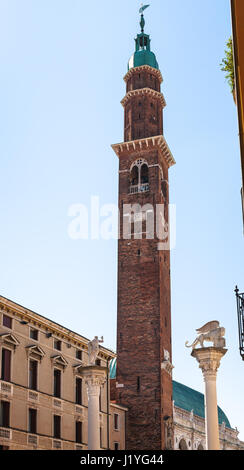 Reisen Sie nach Italien - Blick auf den Uhrturm (Torre Bissara) von Basilica Palladiana in Vicenza Stadt im Frühjahr Stockfoto