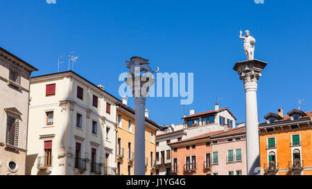 Reisen Sie nach Italien - Statuen auf Gipfeln der Spalten am Piazza dei Signori in Vicenza Stadt im Frühjahr Stockfoto