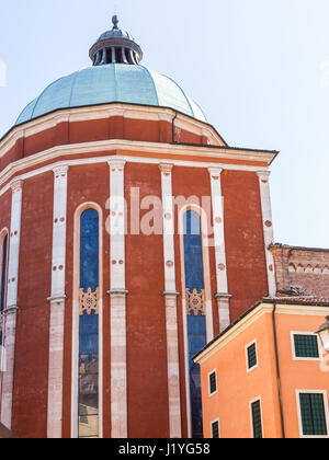 Reisen Sie nach Italien - Apsis der Kathedrale Duomo in Vicenza Stadt im Frühjahr Stockfoto