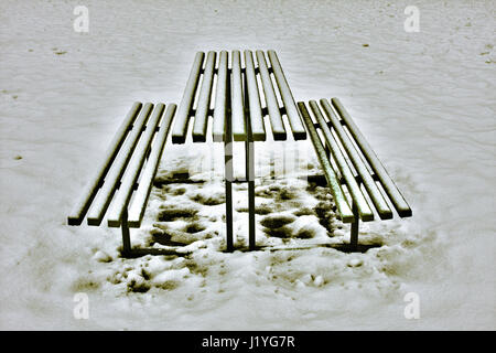 Schnee auf der Bank Stockfoto