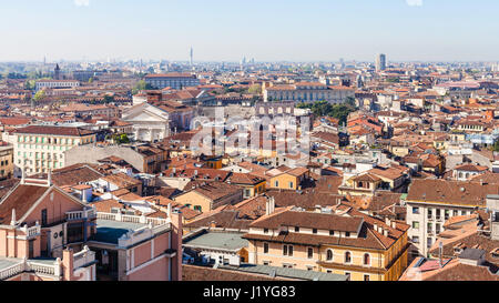 Reisen Sie nach Italien - über Ansicht der Stadt Verona mit der Arena vom Turm Torre dei Lamberti im Frühjahr Stockfoto