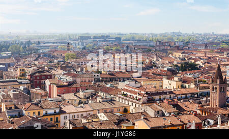 Reisen Sie nach Italien - oben Blick auf Verona Stadt vom Turm Torre dei Lamberti im Frühjahr Stockfoto