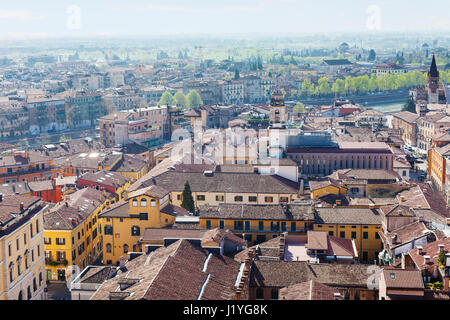Reisen Sie nach Italien - über Ansicht der Stadt Verona mit Etsch vom Turm Torre dei Lamberti im Frühjahr Stockfoto