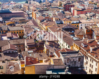 Reisen Sie nach Italien - oben Blick auf Verona Stadtbild vom Turm Torre dei Lamberti im Frühjahr Stockfoto