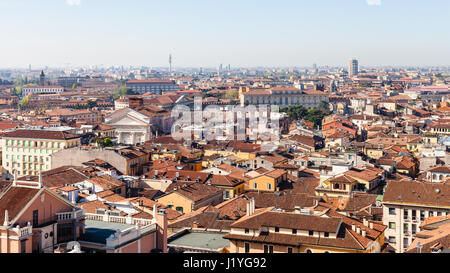 Reisen Sie nach Italien - über Ansicht der Stadt Verona mit der Arena di Verona vom Turm Torre dei Lamberti im Frühjahr Stockfoto